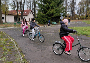 dzieci na rowerach