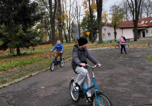 dzieci na rowerach