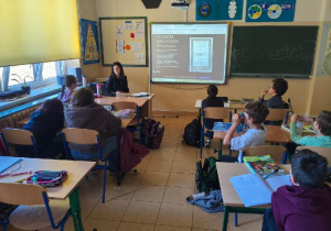 Na zdjęciu uczniowie podczas realizacji projektu.