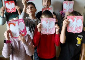 uczniowie z godłem narodowym klasa 4c