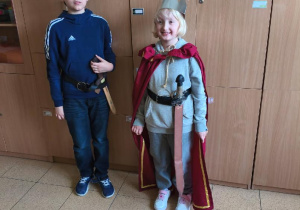Uczniowie podczas lekcji historii ubrani w korony i miecze.