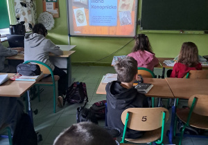 Uczniowie oglądający prezentację