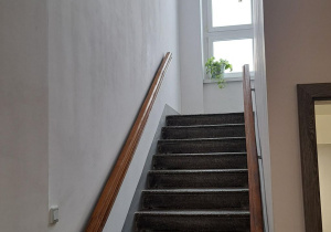 Klatka schodowa w kamienicy.