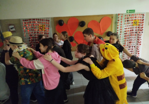 Uczniowie podczas balu ostatkowo-walentynkowego.