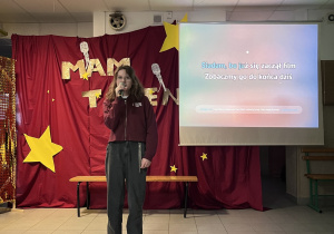 Uczestniczka podczas prezentacji swojego talentu.