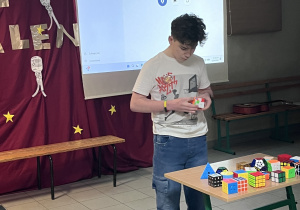 Uczestnik podczas prezentacji swojego talentu.