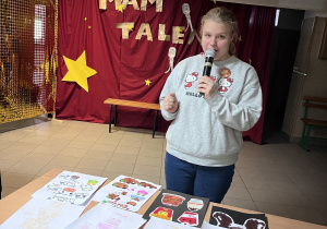 Uczestniczka podczas prezentacji swojego talentu.