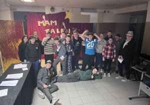 Zdjęcie grupowe. Na zdjęciu uczestnicy konkursu "Mam talent".