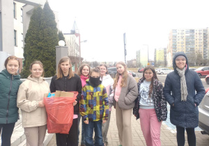 uczniowie podczas akcji Galante sprzątanie