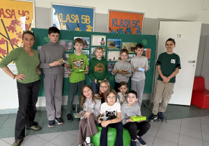 Uczniowie w zielonych ubraniach.