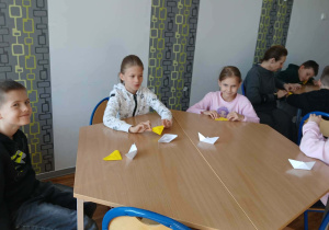 Uczniowie podczas warsztatów z edukacji regionalnej poświęconych Łodzi.