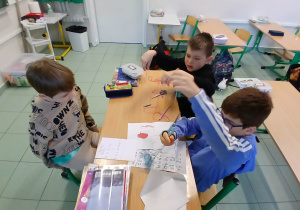 Ucznowie podczas lekcji, na której poznawali budowę i funkcjonowanie układów w ciele człowieka.