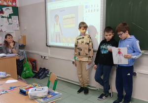 Uczniowie prezentujący swoje prace.