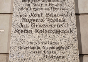 Tablica upamiętniająca poległych w walkach o niepodległość na Placu Wolności.