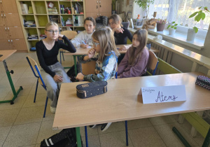 Uczennice klasy 5 podczas lekcji języka polskiego poświęconej mitom