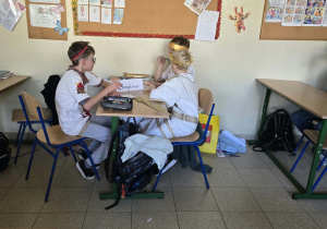 Uczniowie klasy 5 podczas lekcji języka polskiego poświęconej mitom