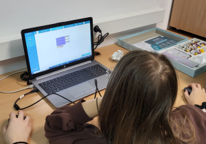 Uczeń przy pomocy programu BeCreo uczy się programowania