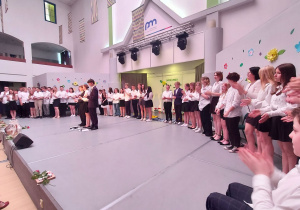 Absolwenci na scenie podczas zakończenia roku szkolnego
