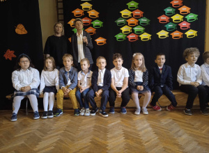 Uczniowie przygotowują się do występu.