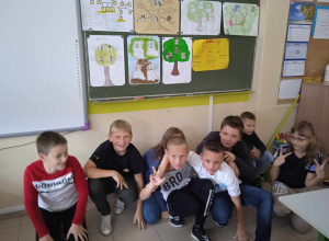 Uczniowie na tle swoich prac projektowych.