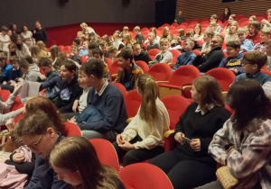 uczniowie na widowni