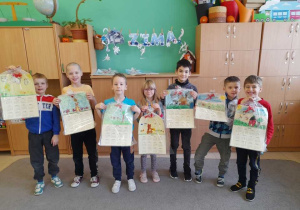 Uczniowie klasy 1a z prezentami dla swoich dziadków.