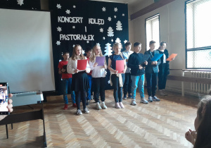 Uczniowie podczas występu