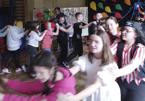 Uczniowie w trakcie zabawy