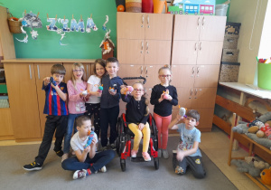 Uczniowie klasy 1b ze swoimi gotowymi skarpetkami.