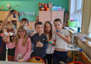 Uśmiechnięci uczniowie klasy 1b ze swoimi skarpetkami.