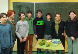 Zdjęcie pamiątkowe uczniów - zielone śniadanie