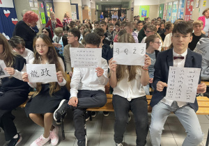 Zdjęcie uczniów biorących udział w prelekcji