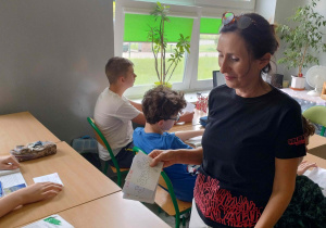 Uczniowie w trakcie prac z nauczycielem w klasie 6c
