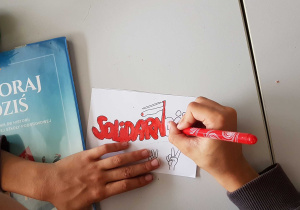 Kolorowanie ulotki Solidarność w klasie 4b