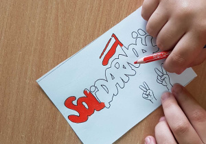 Kolorowanie ulotki Solidarność w klasie 8a