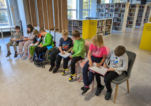 Uczniowie podczas zajęć w bibliotece Ferment.