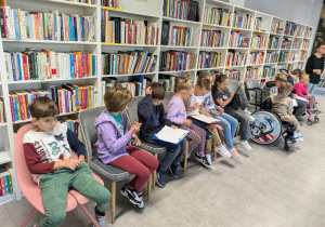 Uczniowie podczas zajęć w bibliotece Ferment.