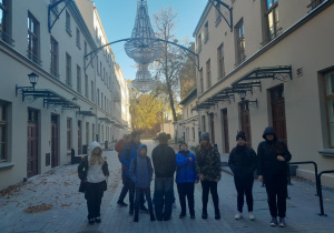 Uczniowie podczas spaceru po podwórku artystycznym