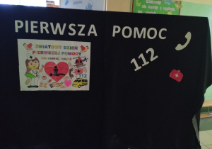 Zdjęcie dekoracji związanej z apelem dotyczącej pierwszej pomocy