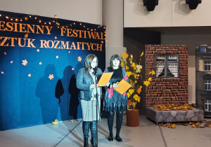Zdjęcie Pani Dyrektor Katarzyną Polasik wraz z organizatorką Panią Klaudią Mamińską – Karaudą podczas rozpoczęcia I Jesiennego Festiwalu Sztuk Rozmaitych