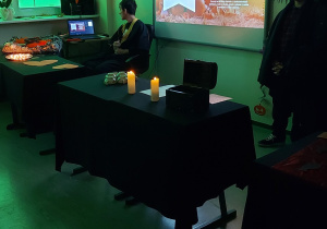 Uczniowie przedstawiający prezentację na temat Halloween.