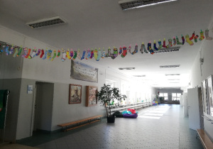 Dekoracja szkolna: girlanda zrobiona z prac plastycznych (kolorowe skarpetki).