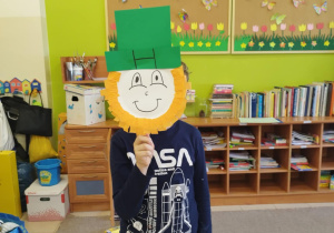 Uczeń z maską Leprechauna.