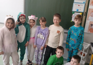 Uczniowie w piżamach.