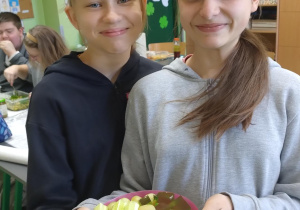 Uczniowie ze zdrowym drugim śniadaniem