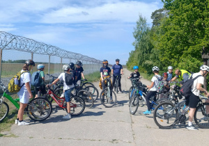 Uczniowie wraz z nauczycielami podczas rajdu rowerowego.