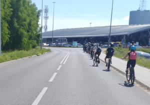 Uczniowie podczas rajdu rowerowego.