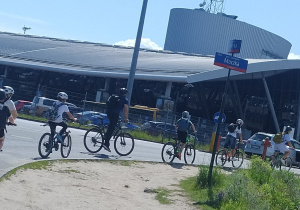 Uczniowie podczas rajdu rowerowego.