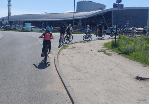 Uczniowie podczas rajdu rowerowego.