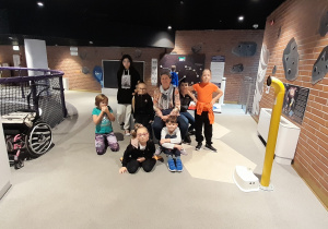 Uczniowie wraz z nauczycielem w EC1